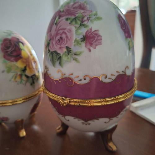 Porcelain eggs like new, set of 2 decorative items