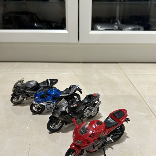 Motorcycle models 1/18 scale like new, set of 4