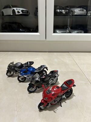 Motorcycle models 1/18 scale like new, set of 4