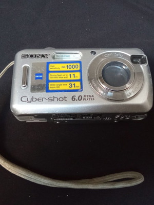 Sony Cybershot DSC S 600 6.0 megapixel camera used
