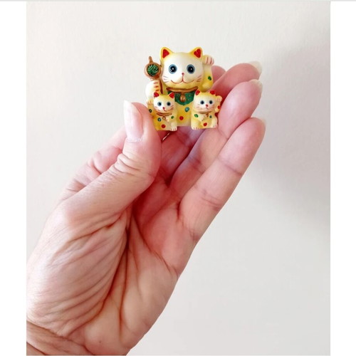 Small decorative Maneki Neko cats made of resin like new