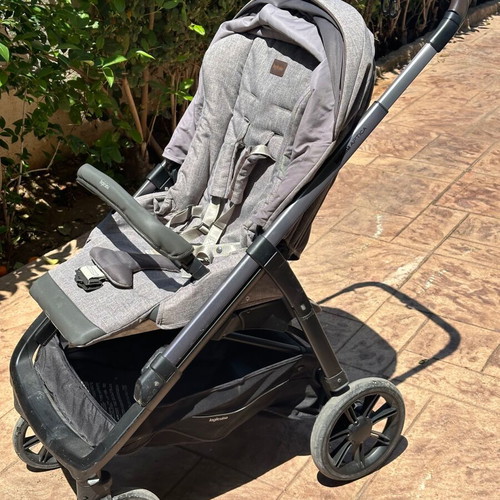 Inglesina Aptica Darwin baby transport system used with isofix base and 2 bags