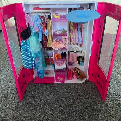 Barbie closet wardrobe with clothes and accessories like new