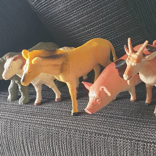Plastic animals used, pack of 5 pieces