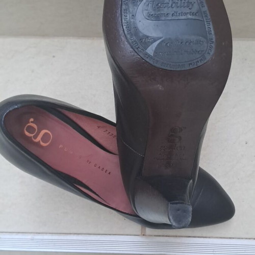 G Pumps by Gadea black leather pumps size 39 like new
