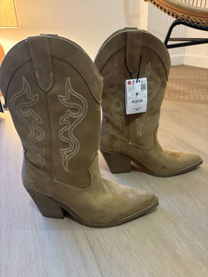 Bershka Suver Boots new, size 38, beige