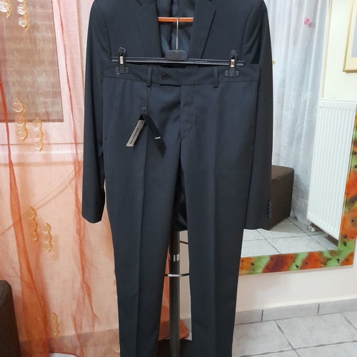 Men's suit new, black, size 40