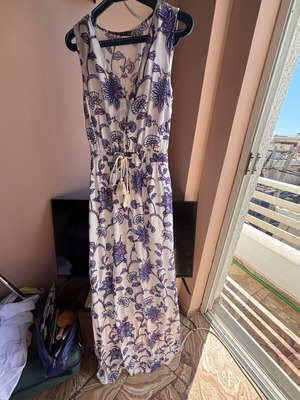 Cotton women's dress like new, white blue with flowers, size S/M