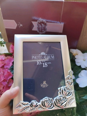 Άλμπουμ φωτογραφιών καινούργιο με επάργυρη κορνίζα και ανάγλυφα τριαντάφυλλα