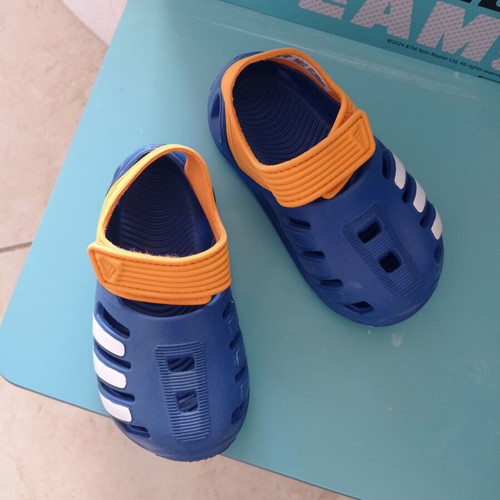 Adidas baby beach shoes size 21