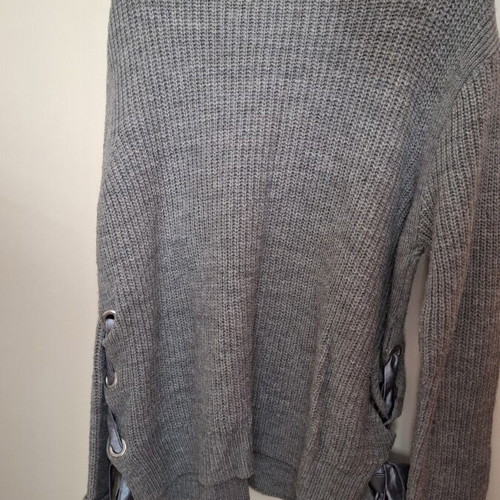 Gray knitted sweater like new with embossed geometric pattern