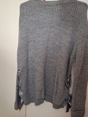 Gray knitted sweater like new with embossed geometric pattern
