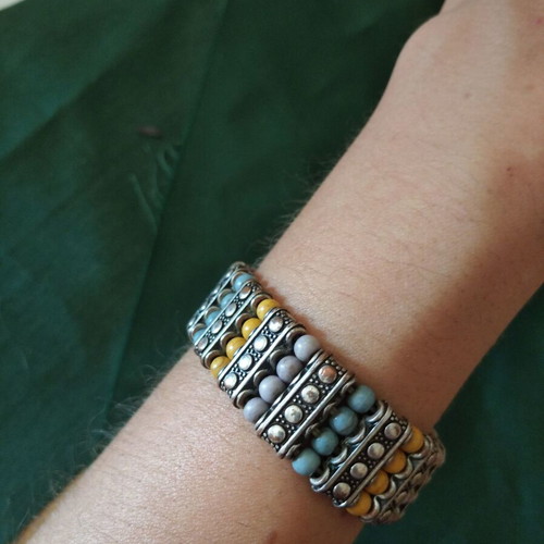 Metal bracelet like new with colored beads elastic
