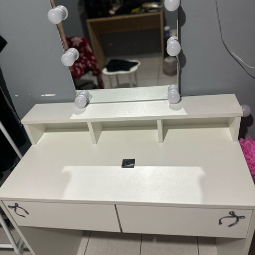 Vanity like new with lights, one scratch