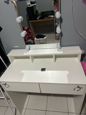 Vanity like new with lights, one scratch