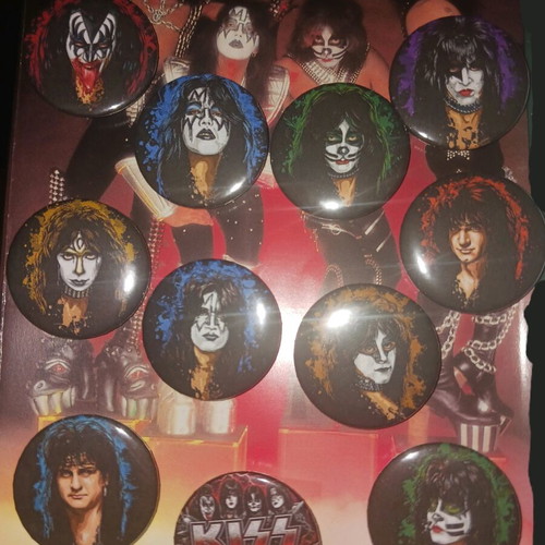 Kiss pins new, set with all band members