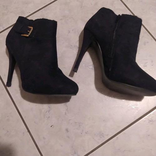 Suede ankle boots like new, black size 39 with gold buckle