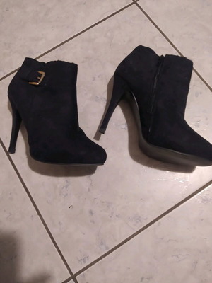 Suede ankle boots like new, black size 39 with gold buckle