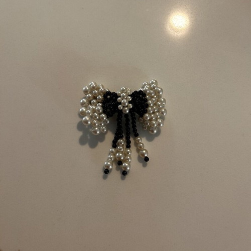 Bow-shaped hair clip with pearls like new, black and white