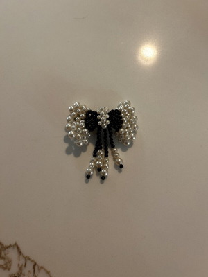 Bow-shaped hair clip with pearls like new, black and white