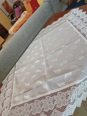 Tablecloth like new transparent with leaf patterns ecru color