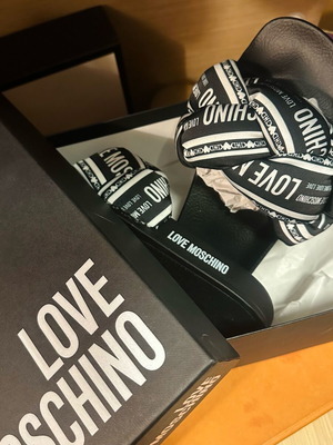 Πέδιλα Love Moschino καινούργια, νούμερο 38, μαύρο-άσπρο