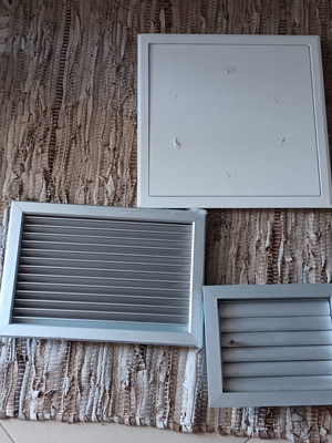 Fireplace accessories set like new, 2 aluminum grilles and gypsum door