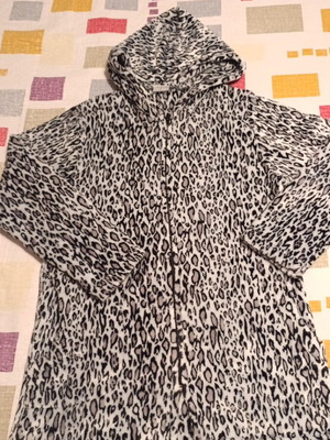 Fluffy fuzzy robe size S like new