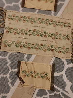 Table linen set with 2 placemats like new