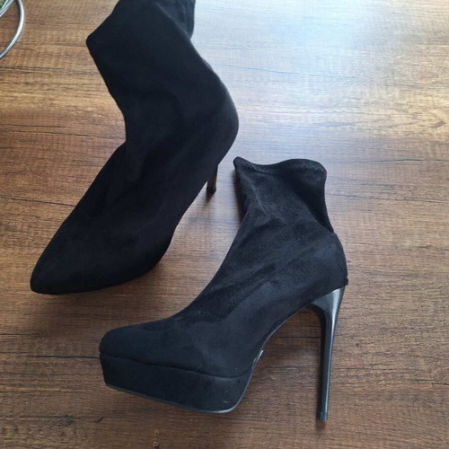 Women’s shoes new, 4 pairs size 37 and 1 brown pair size 38