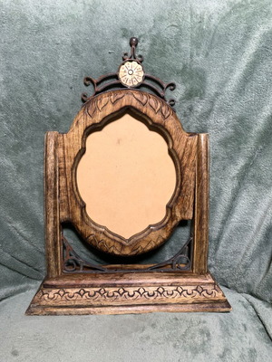 Декоративна дървена рамка употребявана с метални и костни елементи