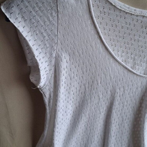 Naiba White Speckled Asymmetric Flowy Top Size S Like New