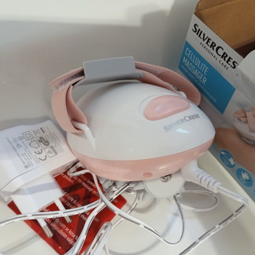 Anti-cellulite massage device with two speed settings
