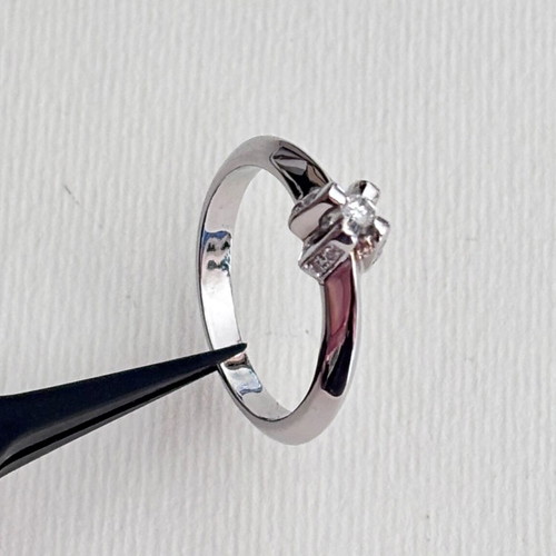 Diamond Solitaire Ring 18K White Gold like new, 0.06ct center