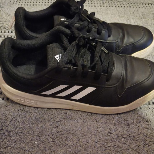 Adidas athletic shoes like new, size 40, black and white, leather type