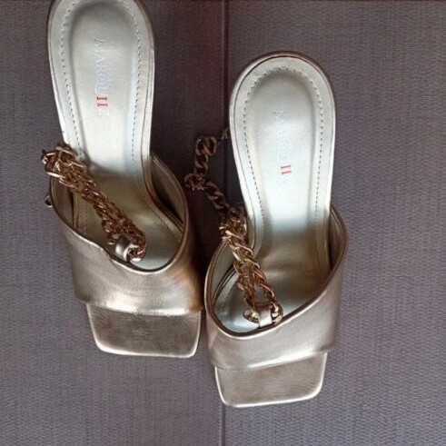 Mules gold like new with chain and low heel