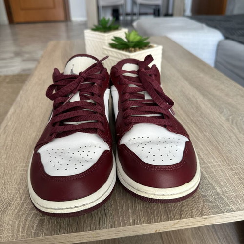 Nike Air Jordan 1 Low Bordeaux size 42 like new