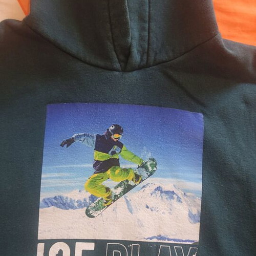 Boy's sweatshirt 6 years like new, with hood and pockets green