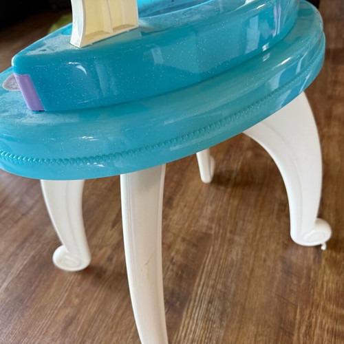 Frozen kids table used with mirror and drawers for cosmetics