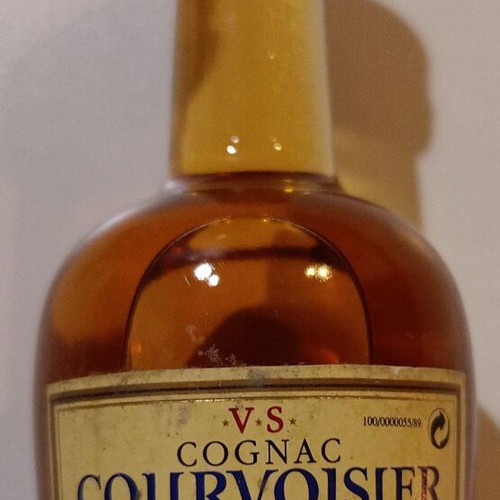 Διαφημιστικό μπουκάλι κονιάκ Courvoisier V.S. μεταχειρισμένο, γυάλινο, μίνι, γεμάτο και σφραγισμένο
