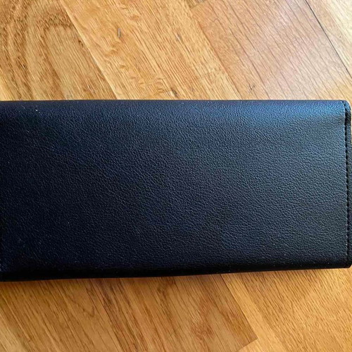 Black wallet used in excellent condition