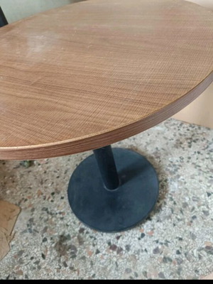 Τραπέζι εξωτερικού χώρου σαν καινούργιο με σιδερένια βαριά βάση