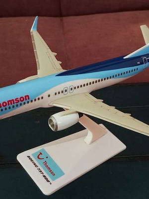 Boeing 737-800 Thomson Airlines plastic model like new