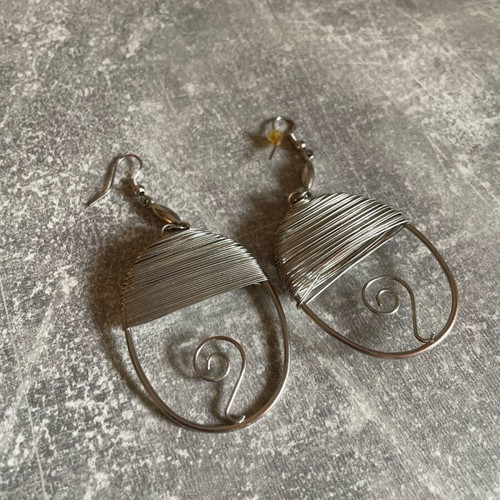Dangling earrings like new with silver designs