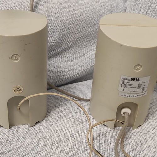 Wavemaster 3010 computer speakers like new, white body