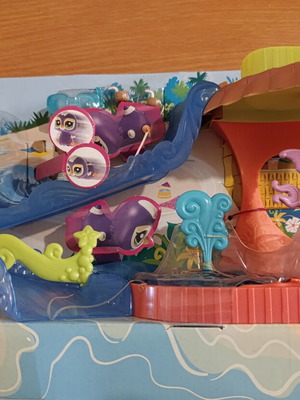 Littlest Pet Shop Walkables Park with Water Slides, new