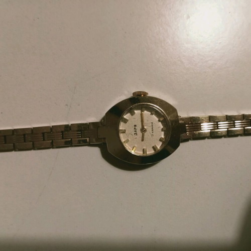Zarya vintage Soviet wristwatch used with bracelet and 17 jewels