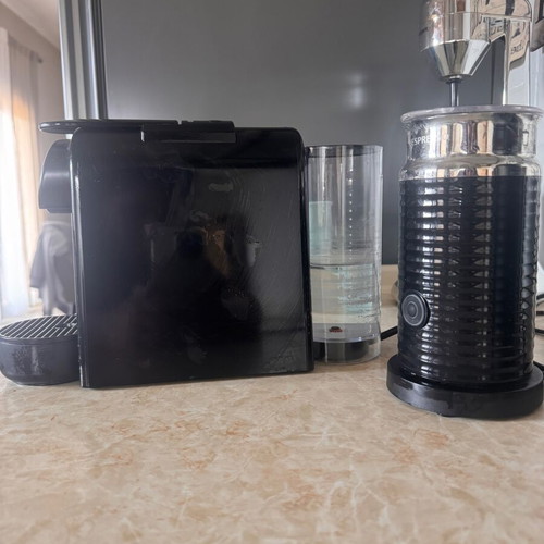 De'Longhi Essenza Mini Coffee Maker for Nespresso Capsules 19bar with Milk Frother Black like new