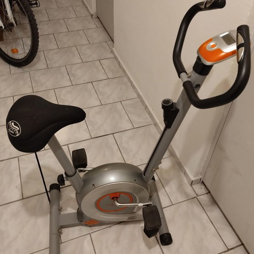 Stationary Exercise Bike like new with computer tracking time speed distance calories and pulse
