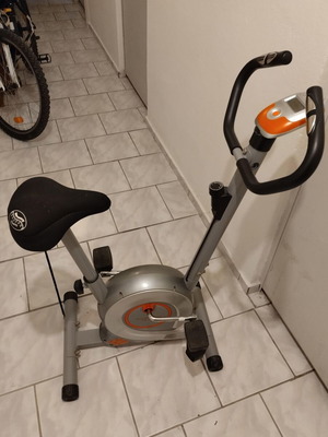Stationary Exercise Bike like new with computer tracking time speed distance calories and pulse